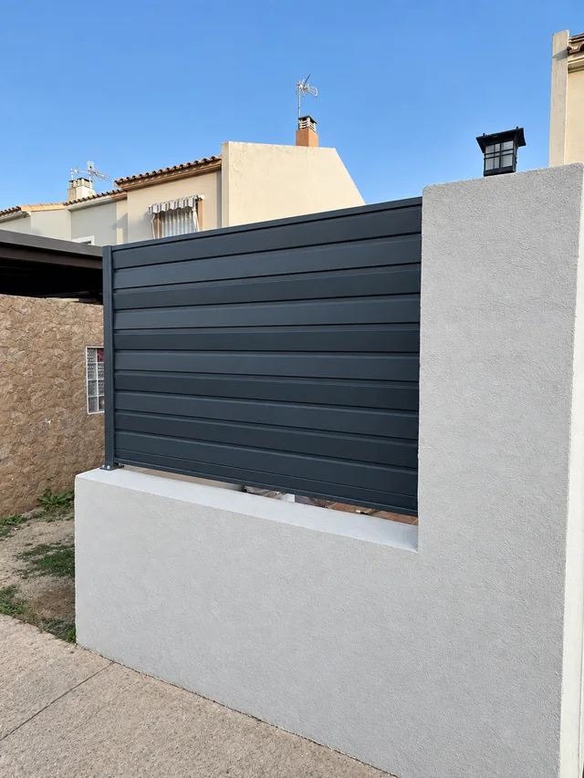 Valla Lama Fina: sección entre poste y pilar de obra