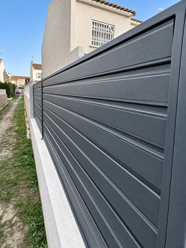 Valla Lama Fina: vista lateral y detalle de las lamas galvanizadas